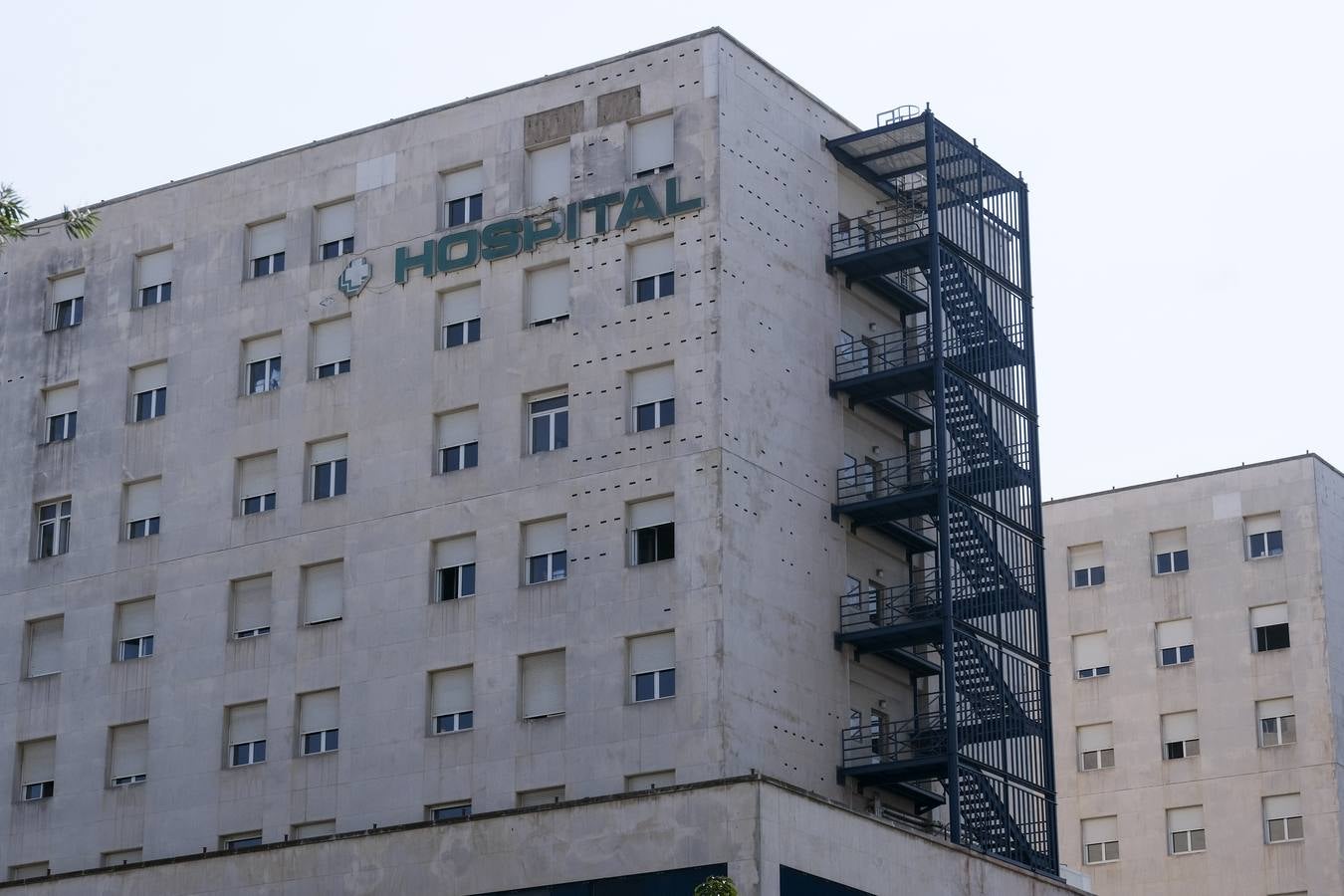 Fotos: la visita de Juanma Moreno al hospital Puerta del Mar de Cádiz