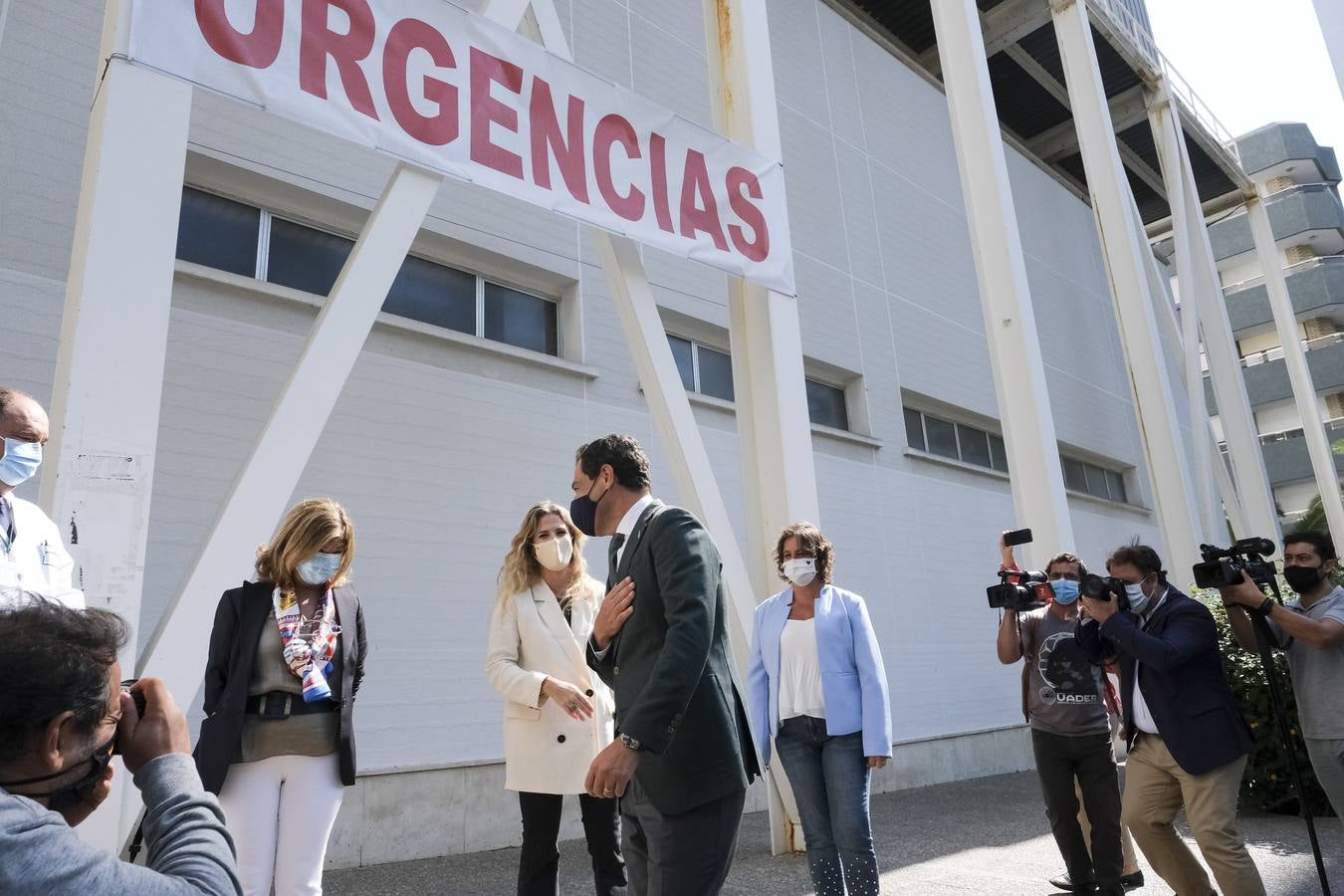 Fotos: la visita de Juanma Moreno al hospital Puerta del Mar de Cádiz