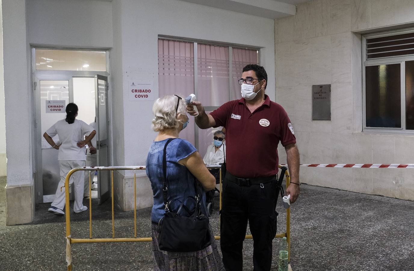 Fotos: la visita de Juanma Moreno al hospital Puerta del Mar de Cádiz