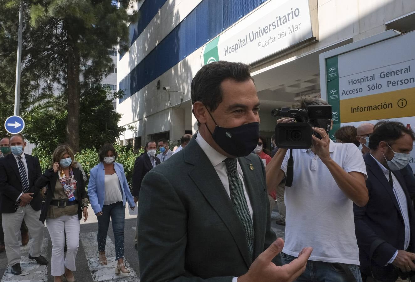 Fotos: la visita de Juanma Moreno al hospital Puerta del Mar de Cádiz