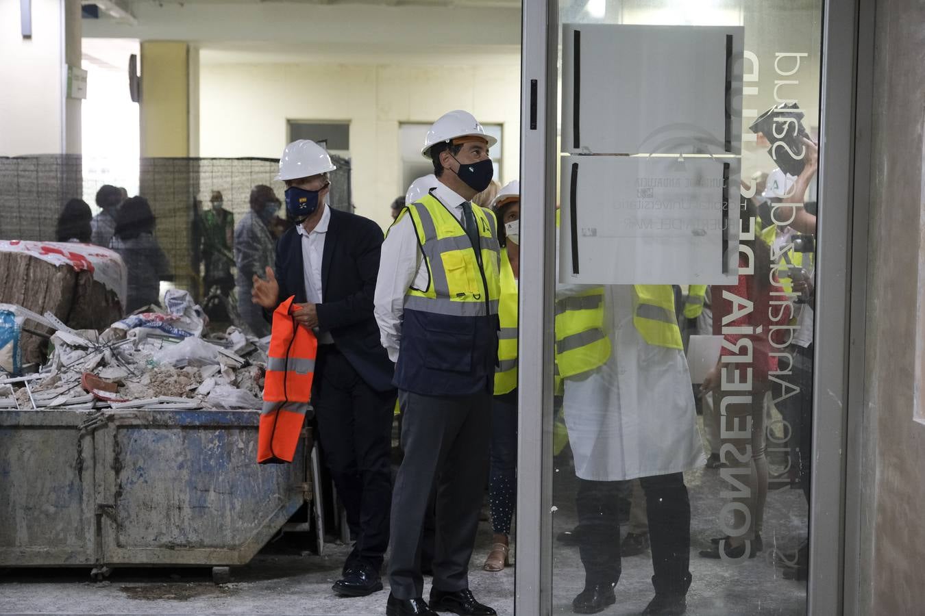 Fotos: la visita de Juanma Moreno al hospital Puerta del Mar de Cádiz