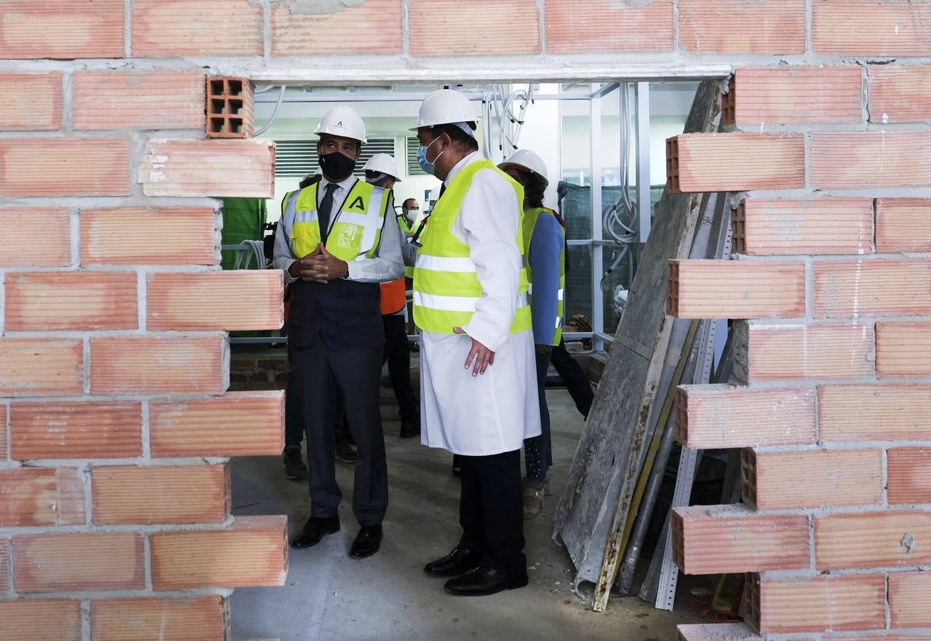 Fotos: la visita de Juanma Moreno al hospital Puerta del Mar de Cádiz