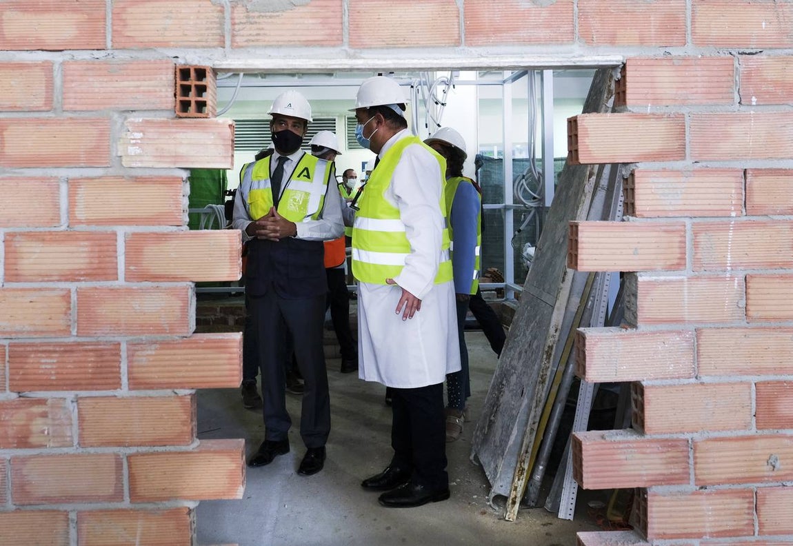 Fotos: la visita de Juanma Moreno al hospital Puerta del Mar de Cádiz