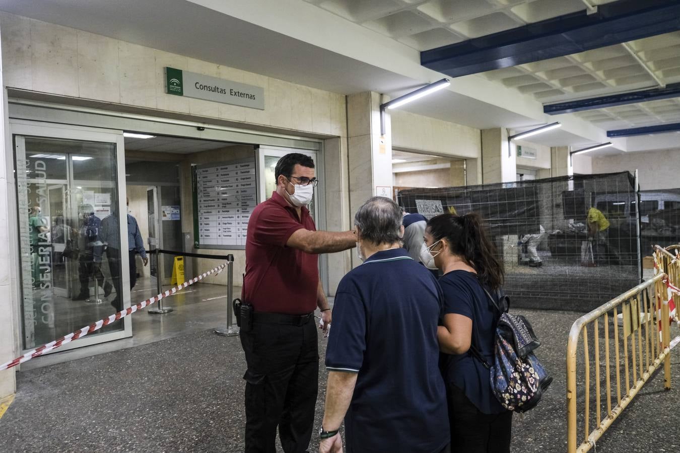 Fotos: la visita de Juanma Moreno al hospital Puerta del Mar de Cádiz