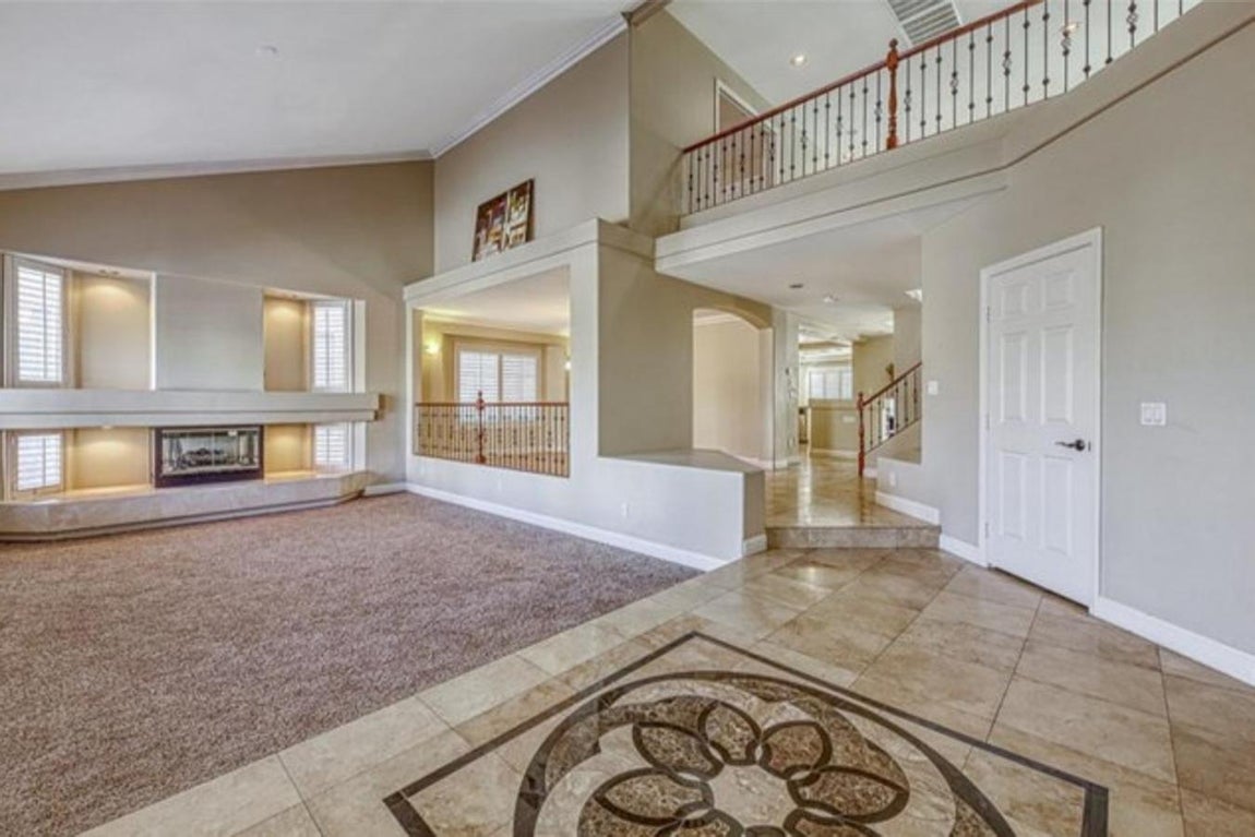 Más sencilla que la vivienda anterior. Aunque la decoración todavía es una incógnita, si se tienen en cuenta los adornos del suelo, las irregularidades del techo y las barandillas de la doble altura de lo que estamos seguros es que será bastante sutil.