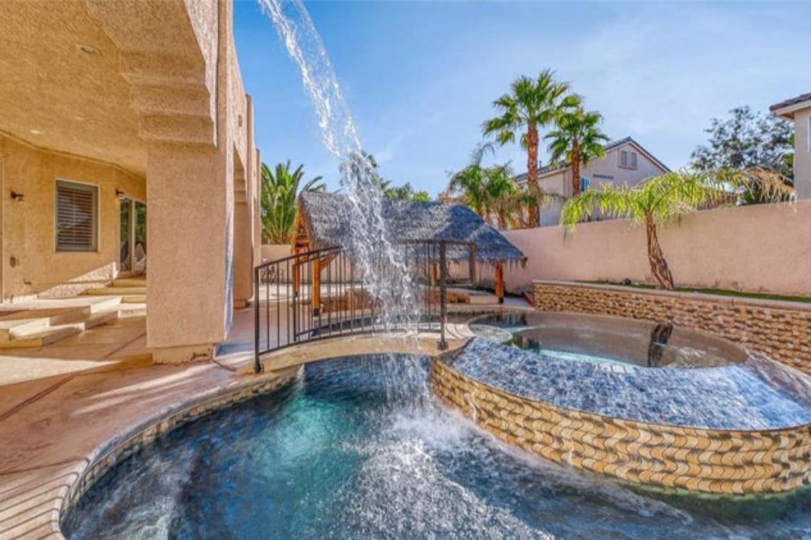 Valorada en 765.000 dólares. El motivo de esta compra no es otro que el deseo por poseer una propiedad cerca de su restaurante Big Chicken. Aunque más pequeña y económica que la anterior, lo cierto es que tampoco le falta detalle, como este Spa situado en uno de los patios interiores.