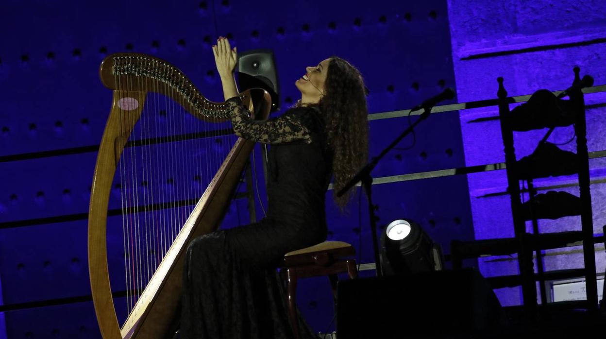 Ana Crismán saca los «Soníos del Arpa Negra» en la Bienal de Flamenco