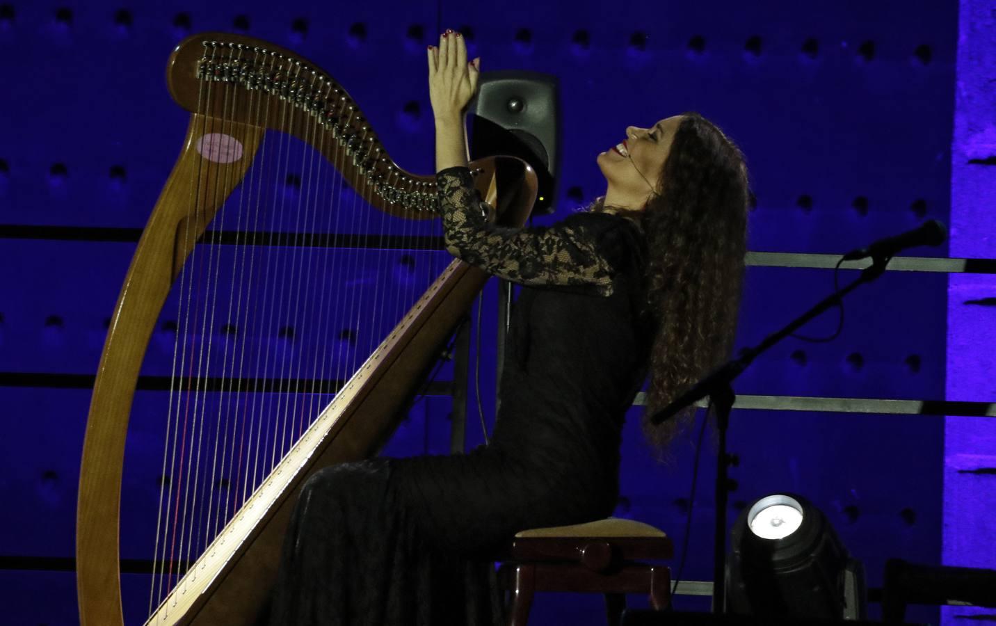 Ana Crismán saca los «Soníos del Arpa Negra» en la Bienal de Flamenco