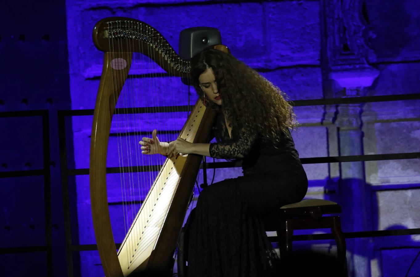 Ana Crismán saca los «Soníos del Arpa Negra» en la Bienal de Flamenco