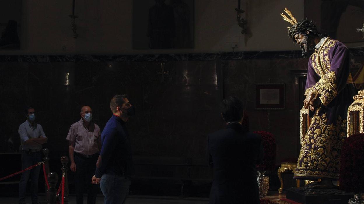 Besamanos del Gran Poder: El Señor recibe a los sevillanos en su Basílica