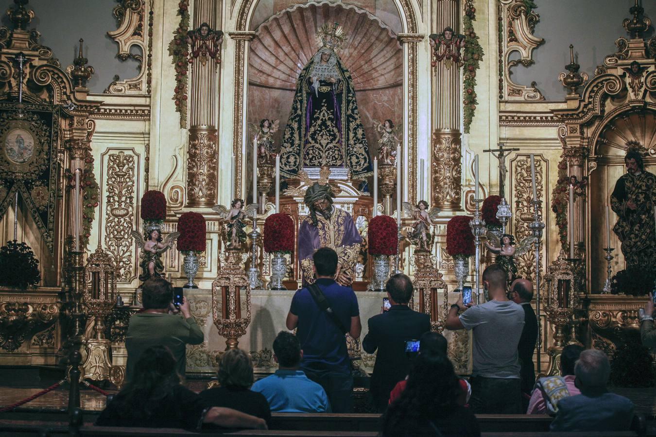 Besamanos del Gran Poder: El Señor recibe a los sevillanos en su Basílica