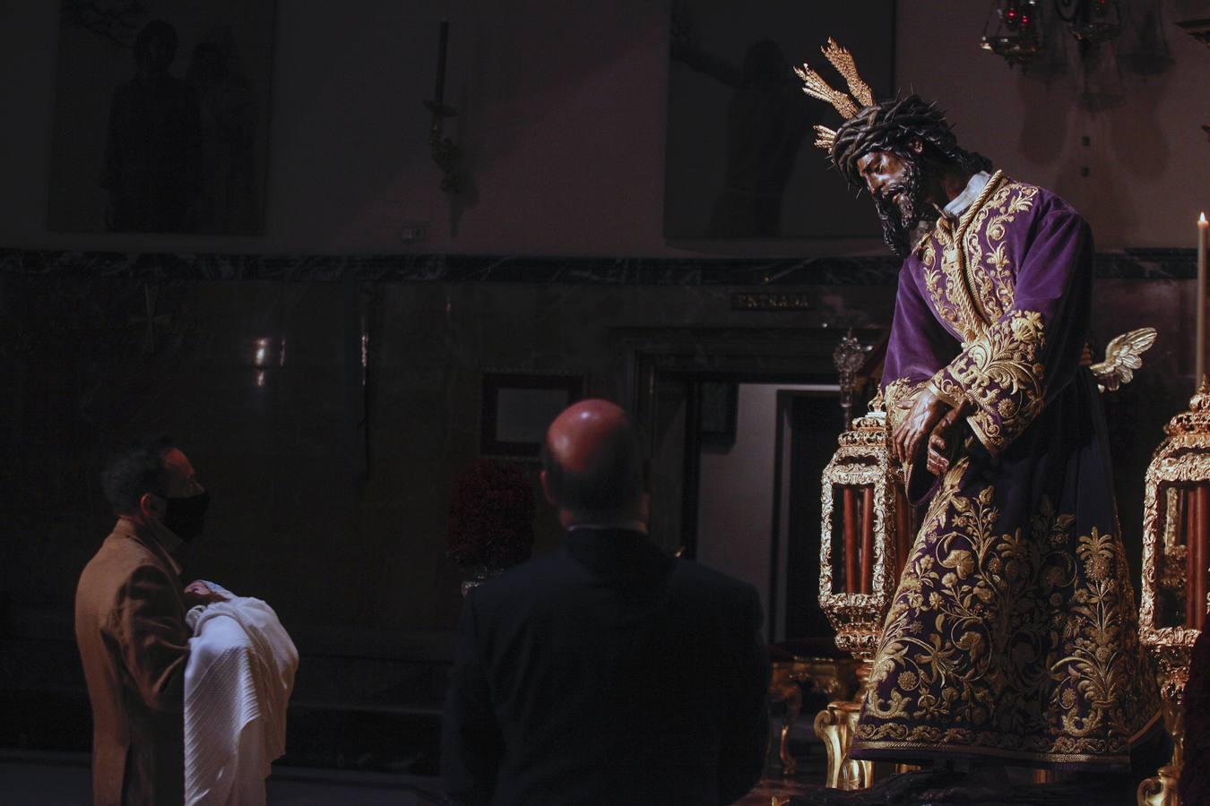 Besamanos del Gran Poder: El Señor recibe a los sevillanos en su Basílica