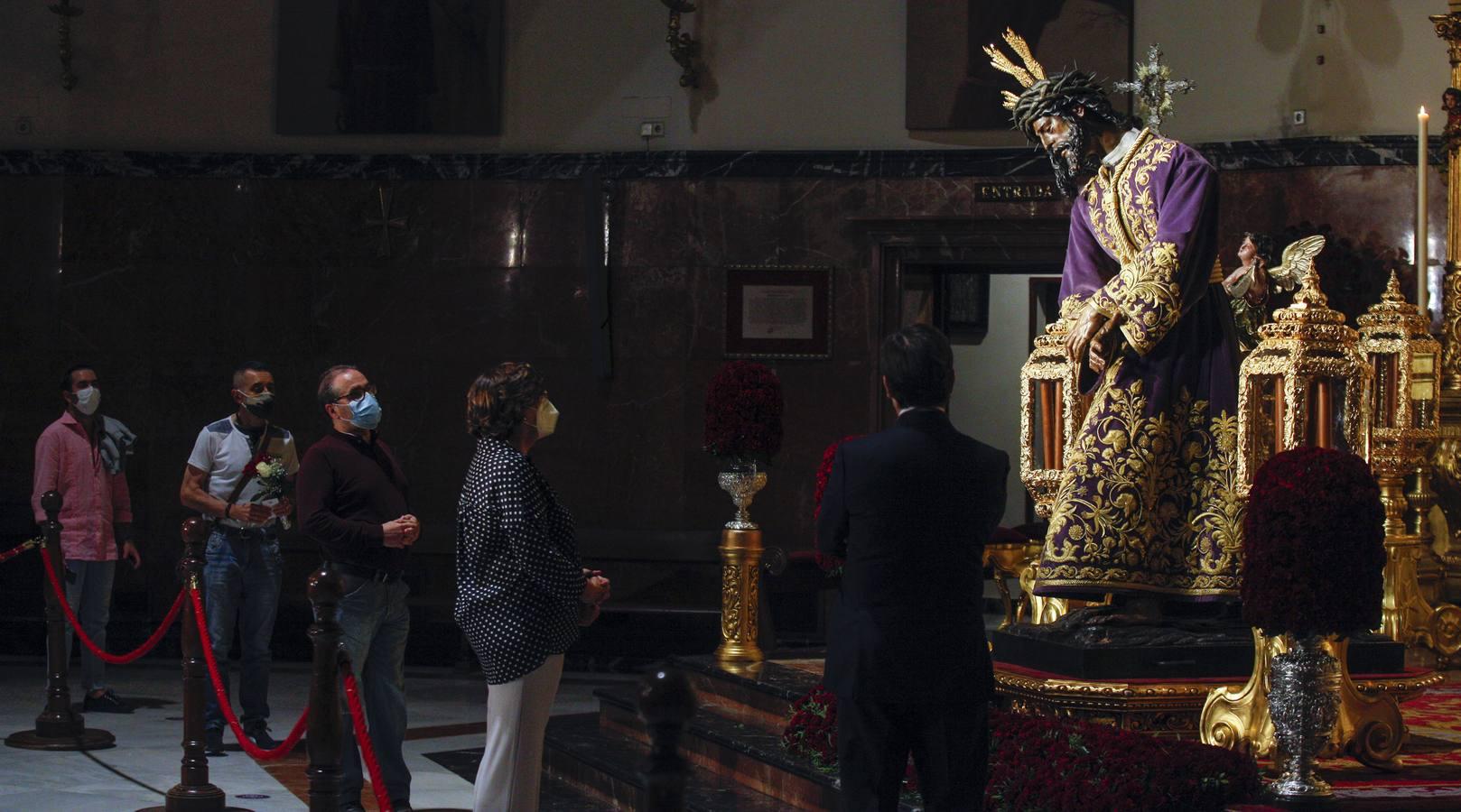 Besamanos del Gran Poder: El Señor recibe a los sevillanos en su Basílica