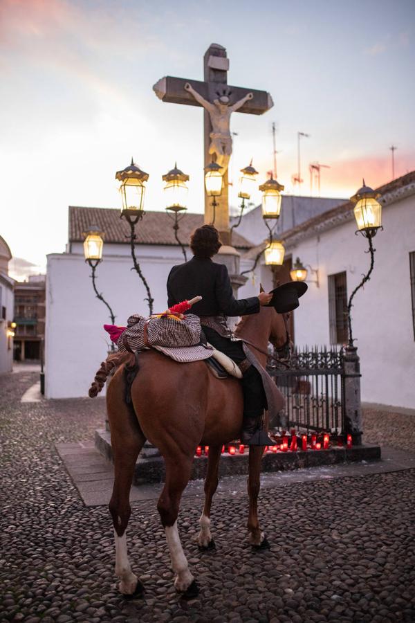 En imágenes, el saludo de Morante de la Puebla al Cristo de los Faroles de Córdoba