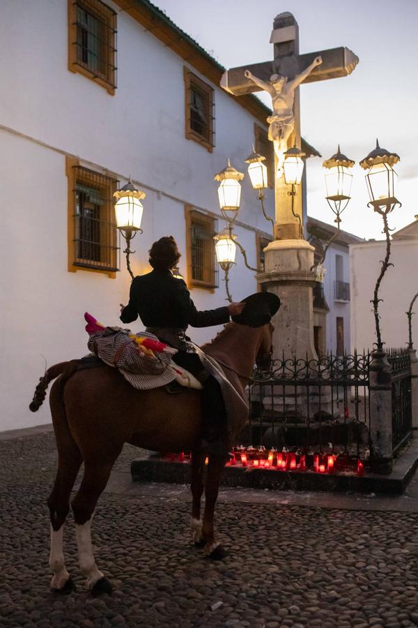 En imágenes, el saludo de Morante de la Puebla al Cristo de los Faroles de Córdoba