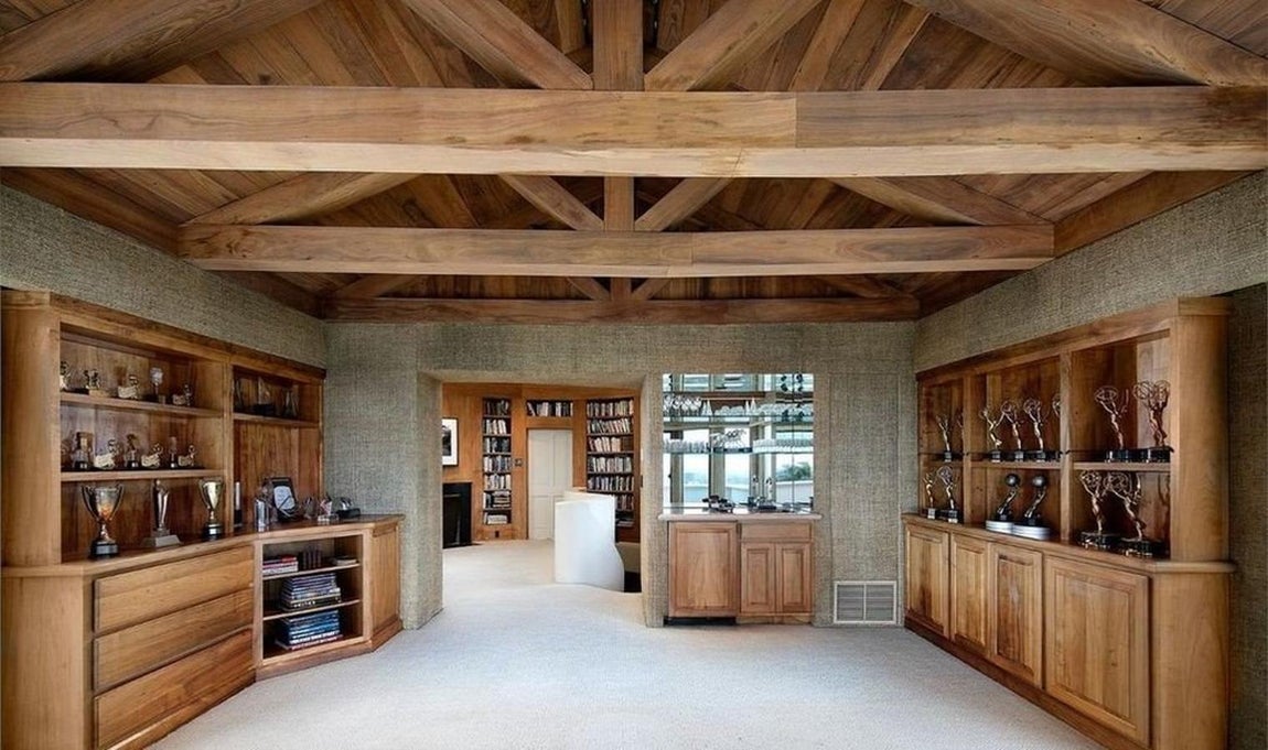 La nueva mansión hollywoodense de LeBron James. Dispone también de una gran sala con estantes de madera en la que los anteriores propietarios colocaban todos sus premios, estantes que también podrá llenar el exitoso deportista.