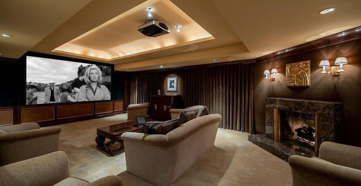 La nueva mansión hollywoodense de LeBron James. La mansión cuenta con una exquisita sala de proyecciones con chimenea, una sala de estar con techo abovedado y vigas vistas, un gran comedor situado bajo una gran claraboya y una gran biblioteca, entre otras estancias.