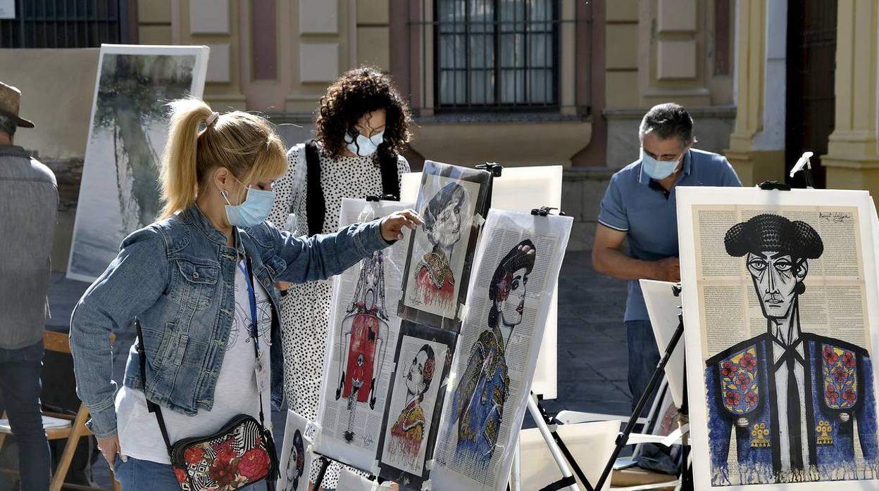 En imágenes, el arte vuelve a llenar la plaza del Museo