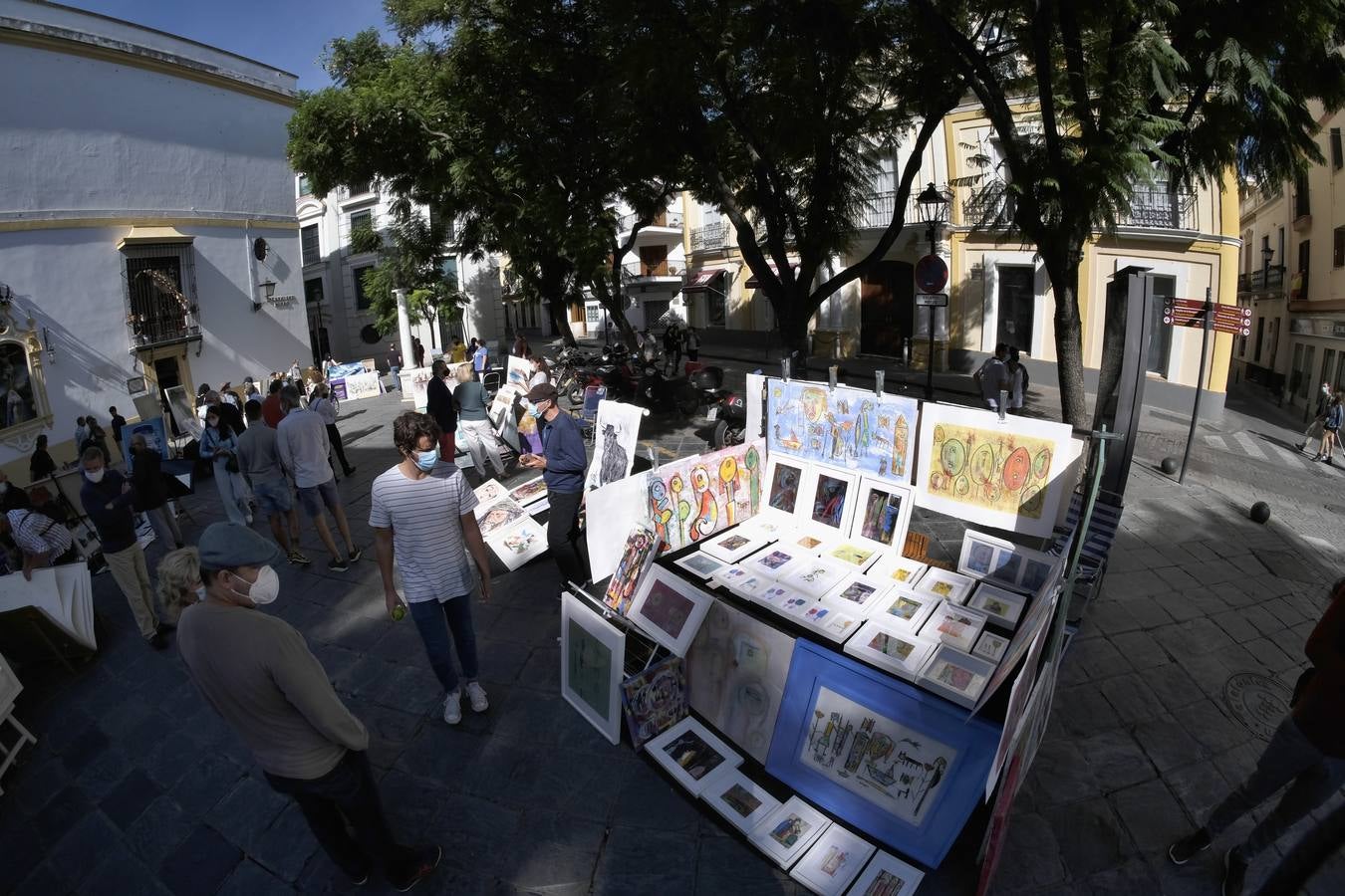 En imágenes, el arte vuelve a llenar la plaza del Museo