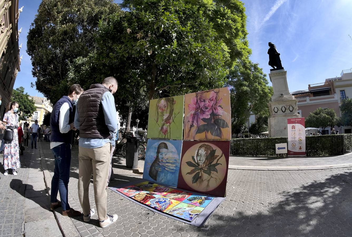 En imágenes, el arte vuelve a llenar la plaza del Museo