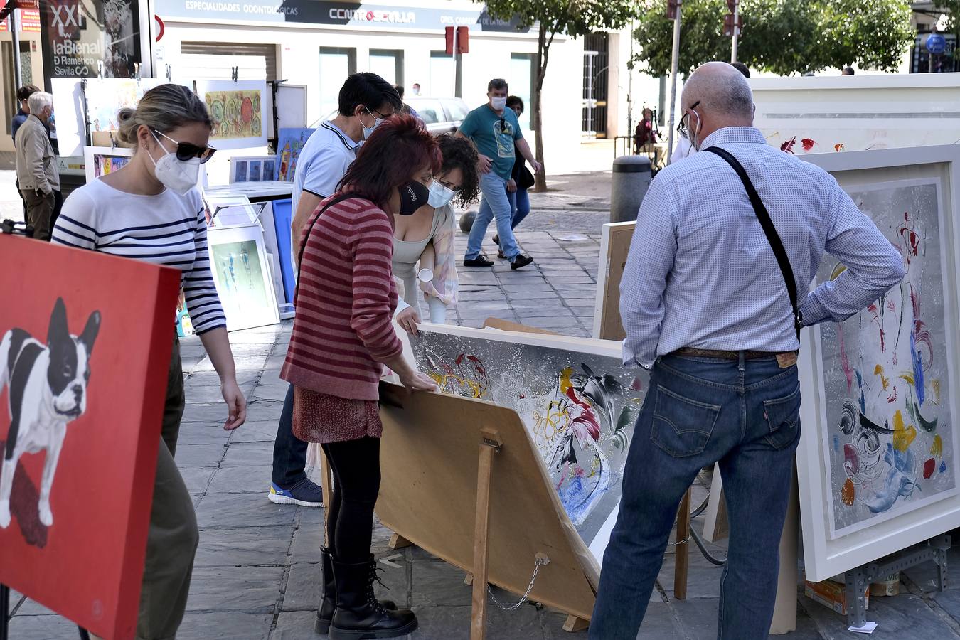 En imágenes, el arte vuelve a llenar la plaza del Museo