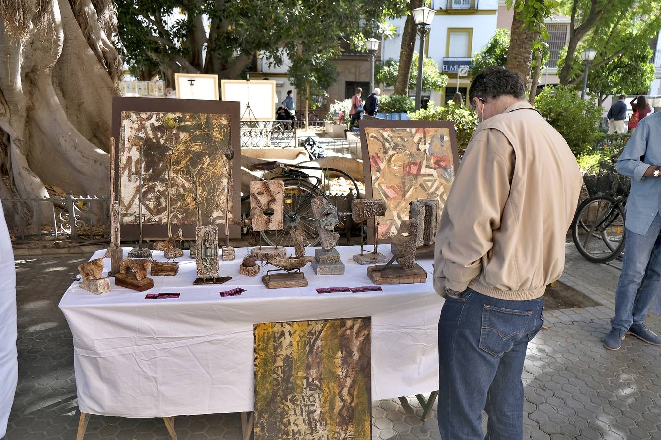 En imágenes, el arte vuelve a llenar la plaza del Museo