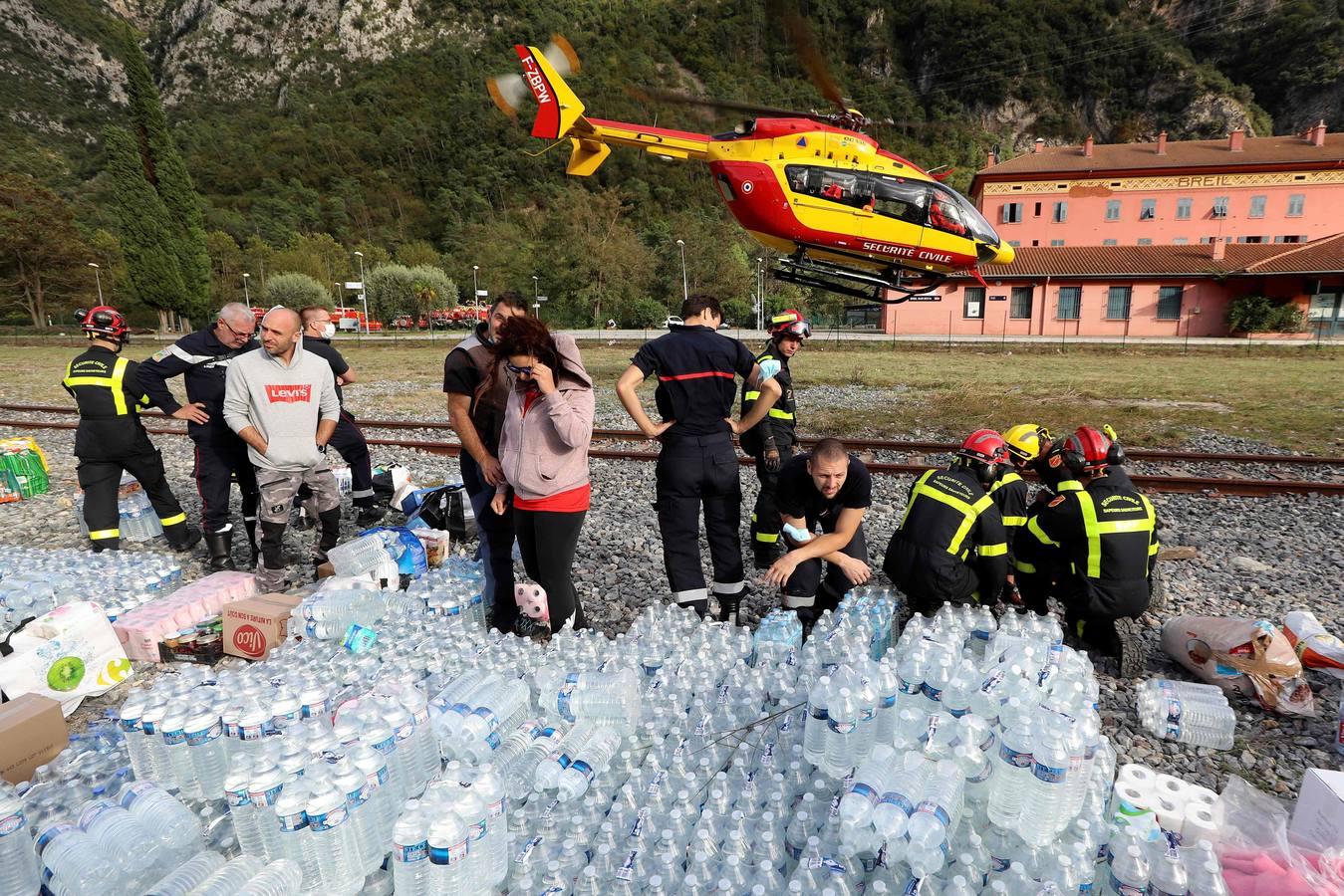 Los equipos de rescates han llevado víveres básicos a los vecinos. 