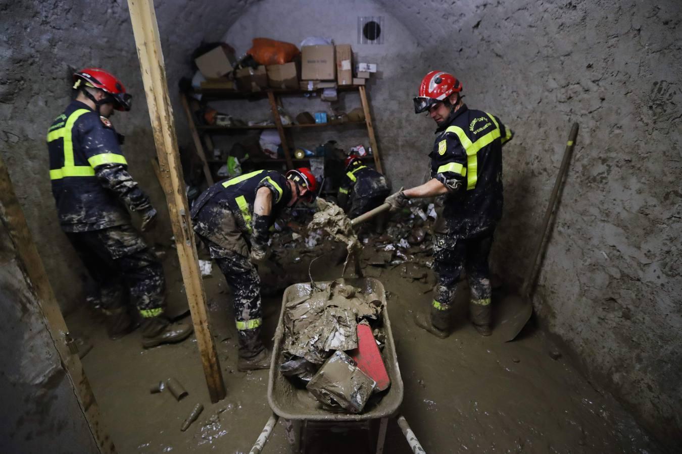 En algunas zonas el agua ha rozado los dos metros de altura, como se observa en la imagen. 