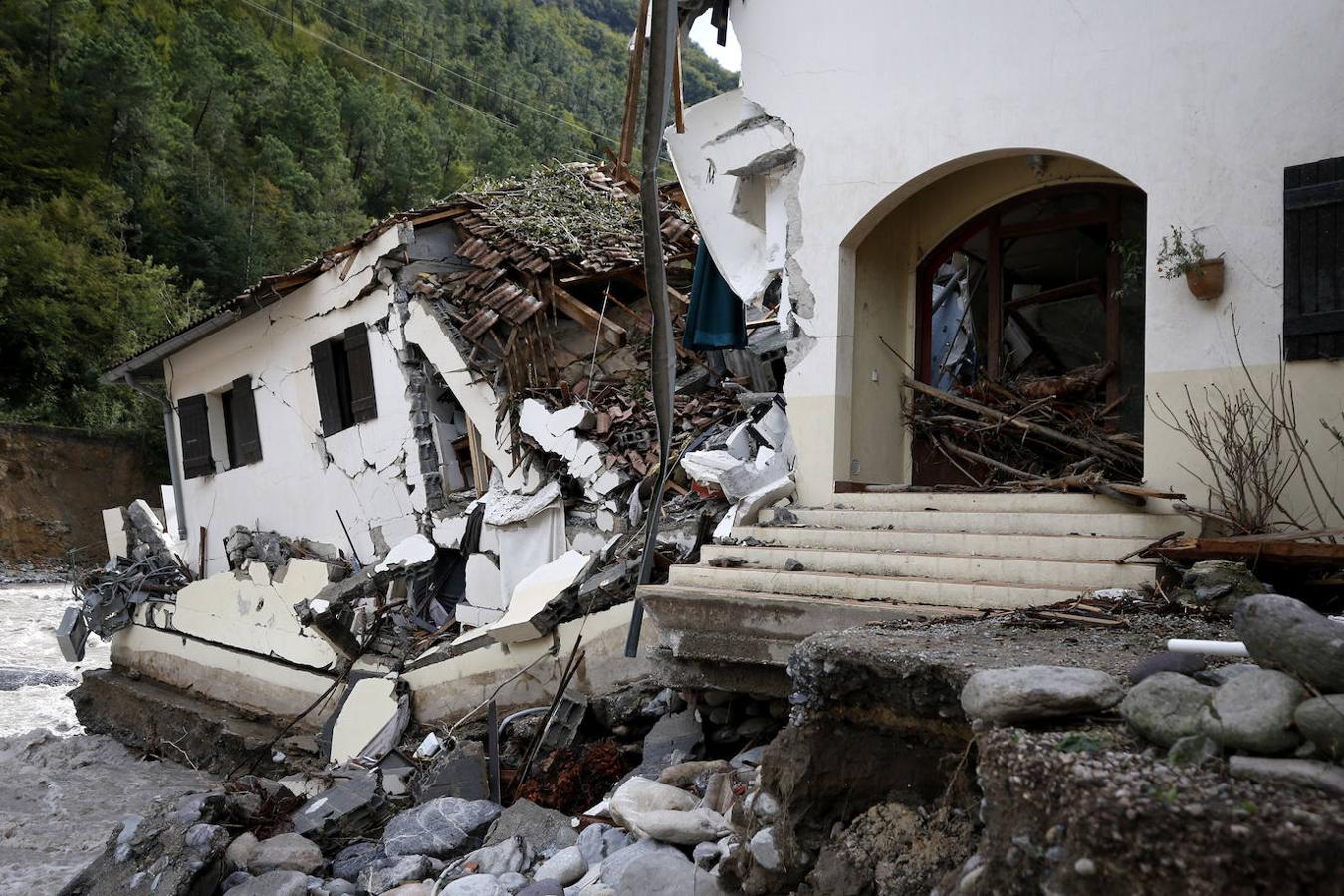 Edificio destrozado tras el paso de la tormenta Alex por Breil sur Roya, en el sur de Francia.. 