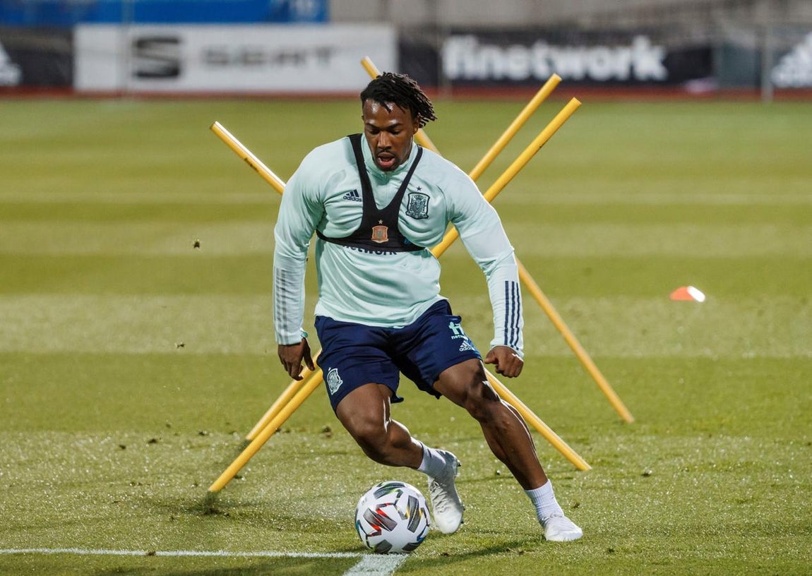 Problemas iniciales. Traoré, de origen maliense, llegó a posar con la camiseta de su país natal, pero un volantazo de última hora en forma de lesión de Rodrigo Moreno le abrió las puertas de la selección española. Robert Moreno fue el primer en llamarle y ell elegido fue, para sorpresa de la mayoría, Adama Traoré. Sin embargo, una lesión le impidió viajar aquella vez con sus compañeros. Más tarde, con el coronavirus ya presente y Luis Enrique en el banquillo de España, un positivo por Covid también le impidió debutar.