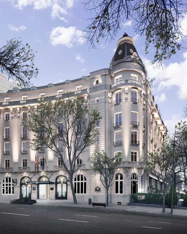 Fachada principal del hotel Ritz. En febrero de 2018 el icónico Hotel Ritz de Madrid cerraba sus puertas para someterse a la mayor renovación de su centenaria existencia. Tres años ha durado la reforma, tiempo en el arquitecto español Rafael de La-Hoz y los diseñadores parisinos Gilles &amp; Boissier han colaborado estrechamente para crear un hotel completamente renovado pero que mantiene la elegancia y el clasicismo, con un toque contemporáneo.