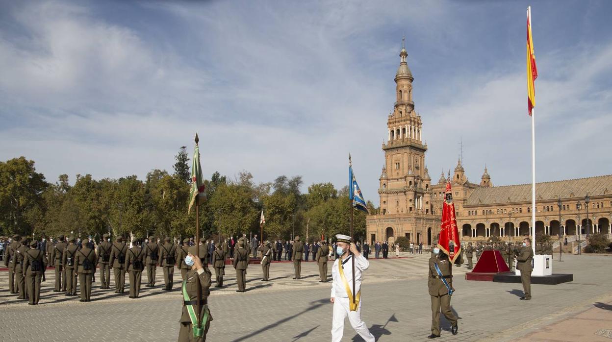 En imágenes, izado de la bandera nacional en la Plaza de España de Sevilla