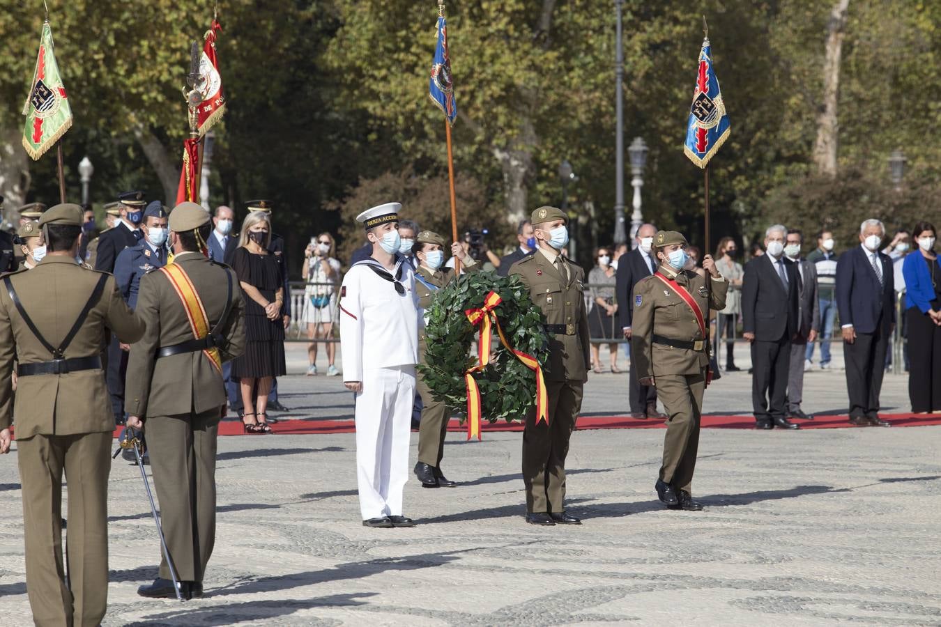 En imágenes, izado de la bandera nacional en la Plaza de España de Sevilla