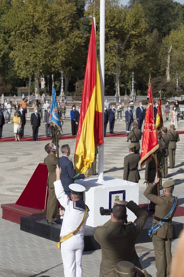 En imágenes, izado de la bandera nacional en la Plaza de España de Sevilla