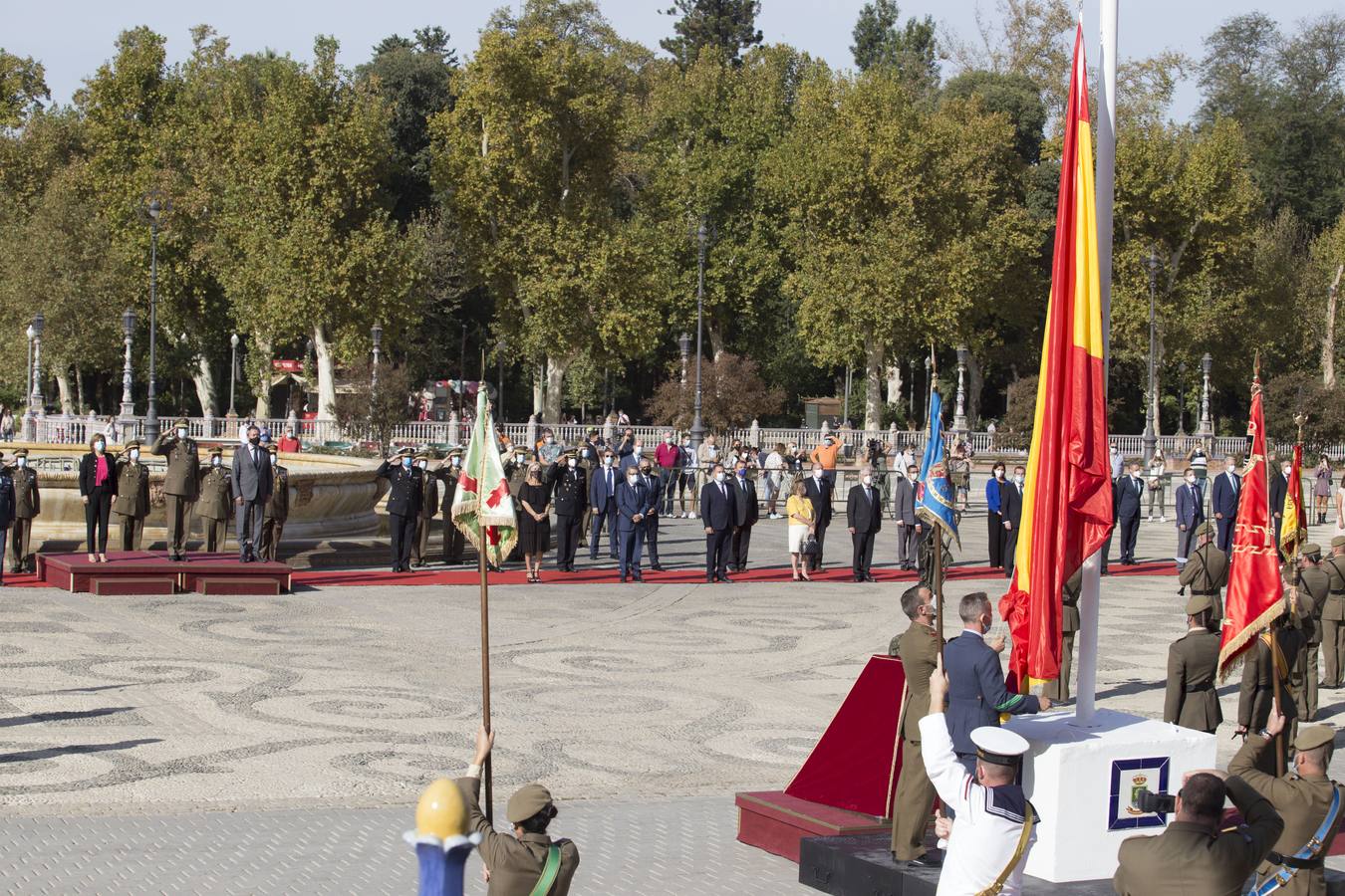 En imágenes, izado de la bandera nacional en la Plaza de España de Sevilla