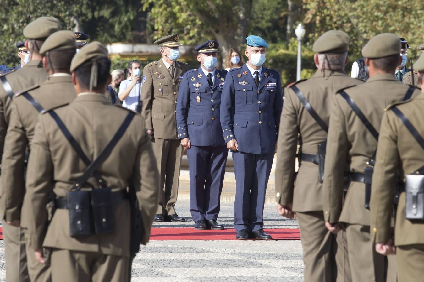 En imágenes, izado de la bandera nacional en la Plaza de España de Sevilla