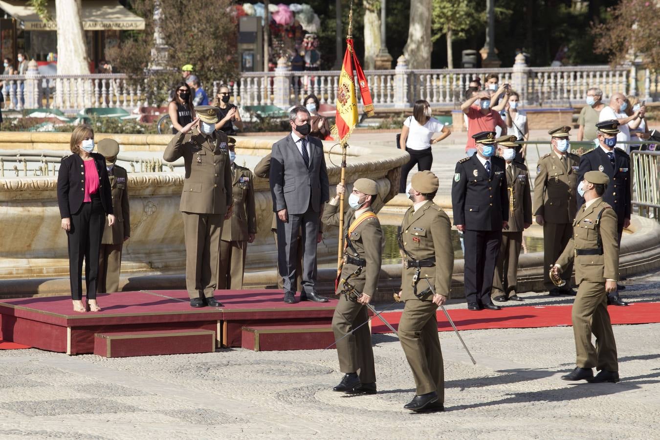 En imágenes, izado de la bandera nacional en la Plaza de España de Sevilla