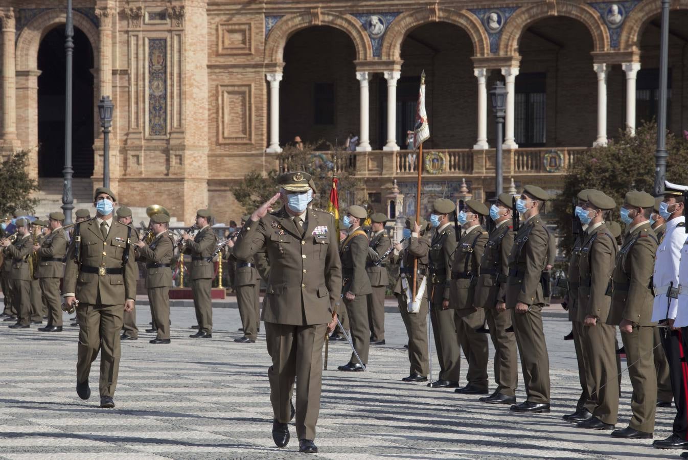 En imágenes, izado de la bandera nacional en la Plaza de España de Sevilla