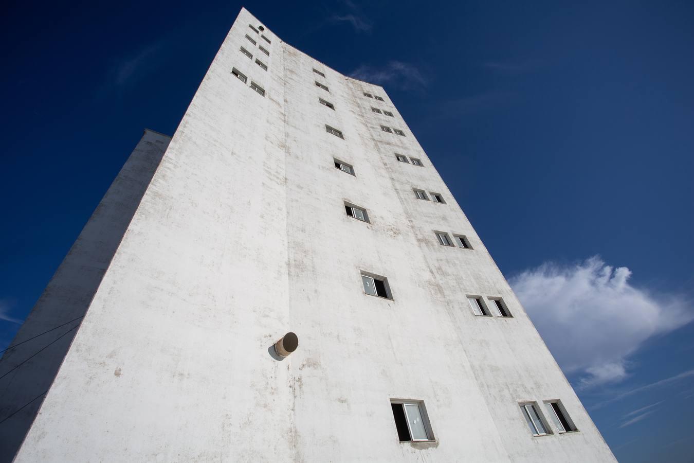 Reconversión del silo de Las Cabezas de San Juan, en imágenes