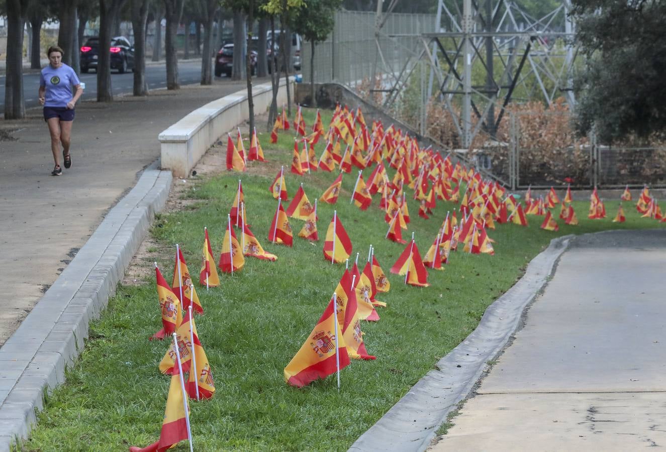 En imágenes, 53.000 banderas de España en Sevilla para homenajear a las víctimas del coronavirus