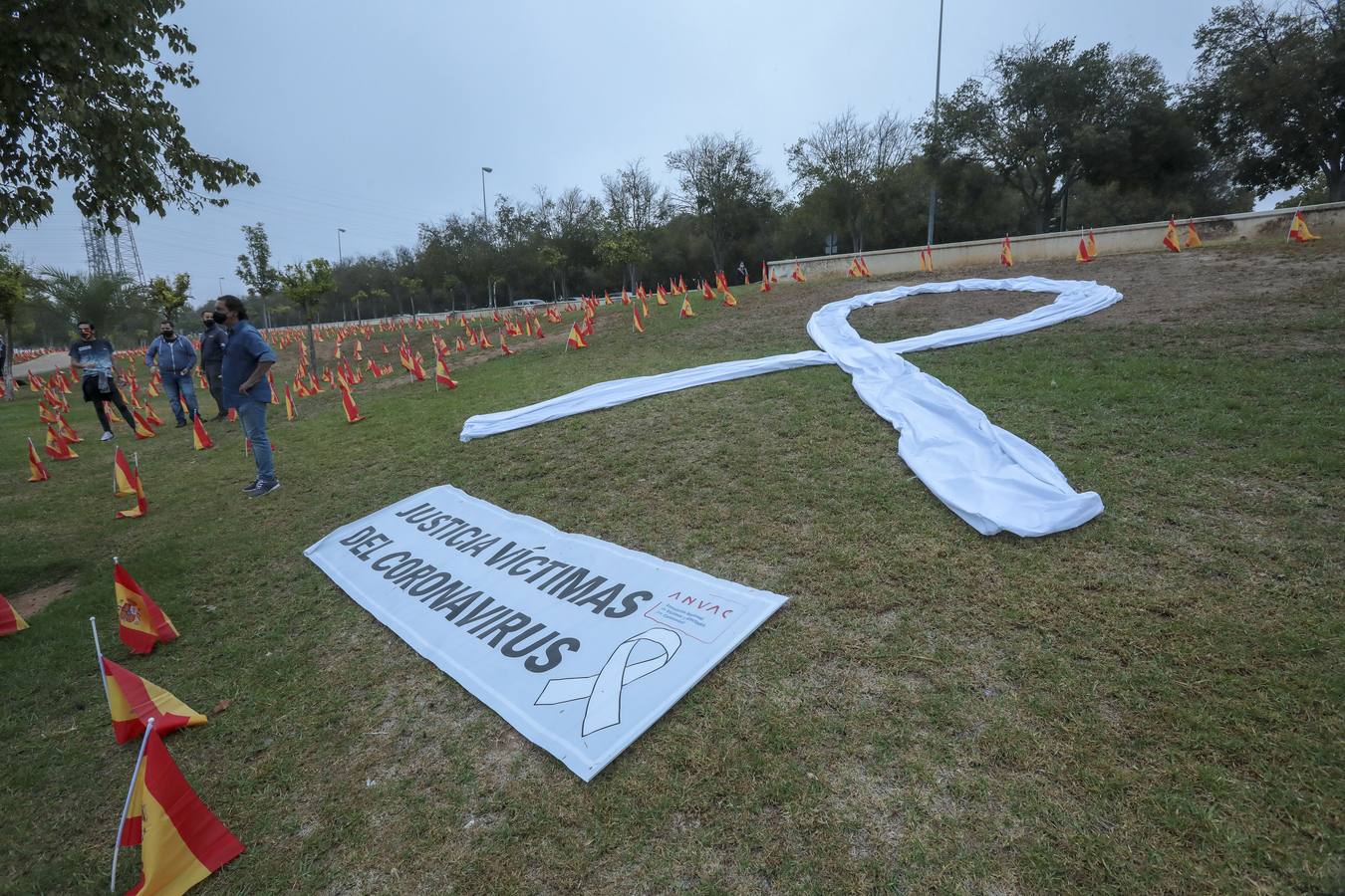 En imágenes, 53.000 banderas de España en Sevilla para homenajear a las víctimas del coronavirus