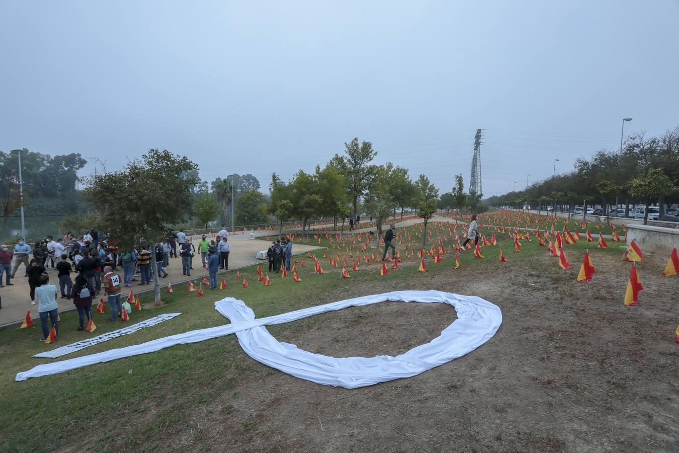 En imágenes, 53.000 banderas de España en Sevilla para homenajear a las víctimas del coronavirus