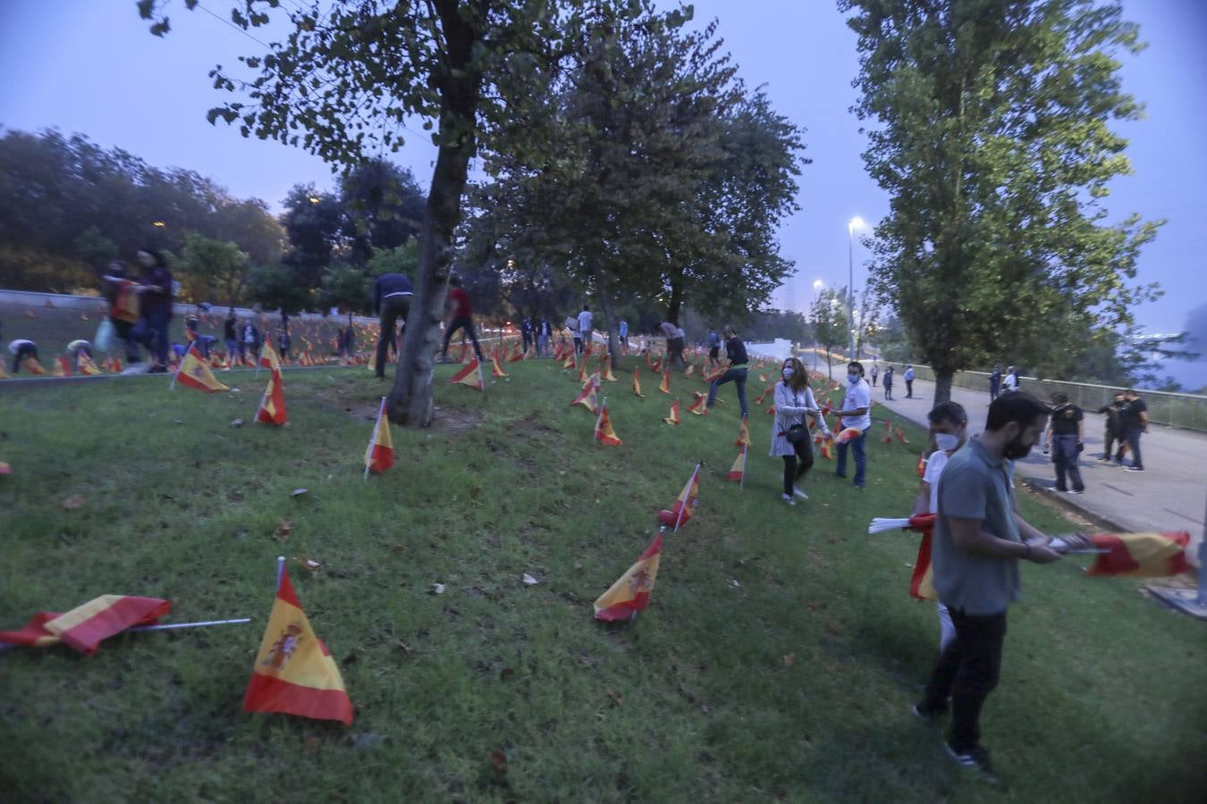 En imágenes, 53.000 banderas de España en Sevilla para homenajear a las víctimas del coronavirus