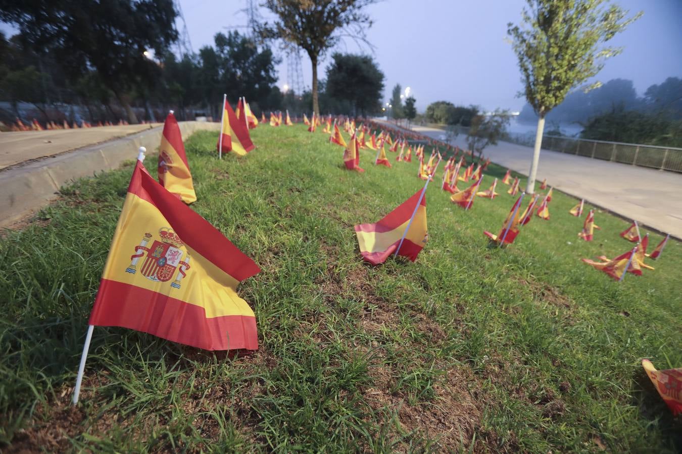 En imágenes, 53.000 banderas de España en Sevilla para homenajear a las víctimas del coronavirus