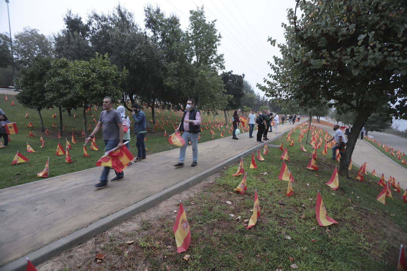 En imágenes, 53.000 banderas de España en Sevilla para homenajear a las víctimas del coronavirus