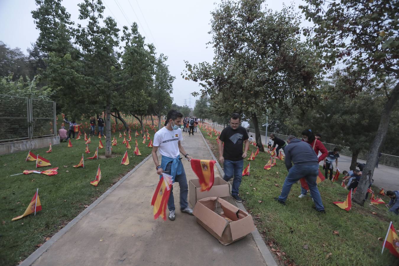 En imágenes, 53.000 banderas de España en Sevilla para homenajear a las víctimas del coronavirus