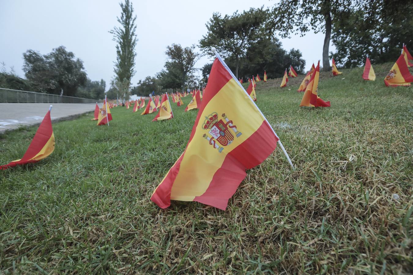 En imágenes, 53.000 banderas de España en Sevilla para homenajear a las víctimas del coronavirus