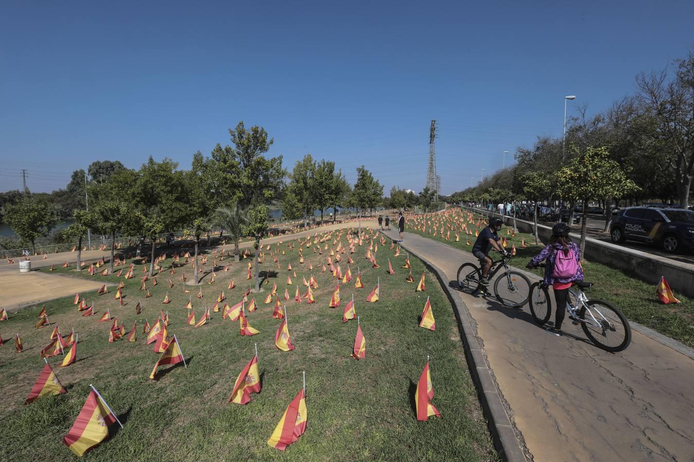 En imágenes, 53.000 banderas de España en Sevilla para homenajear a las víctimas del coronavirus