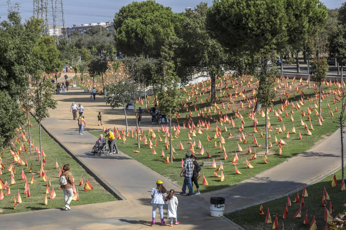 En imágenes, 53.000 banderas de España en Sevilla para homenajear a las víctimas del coronavirus