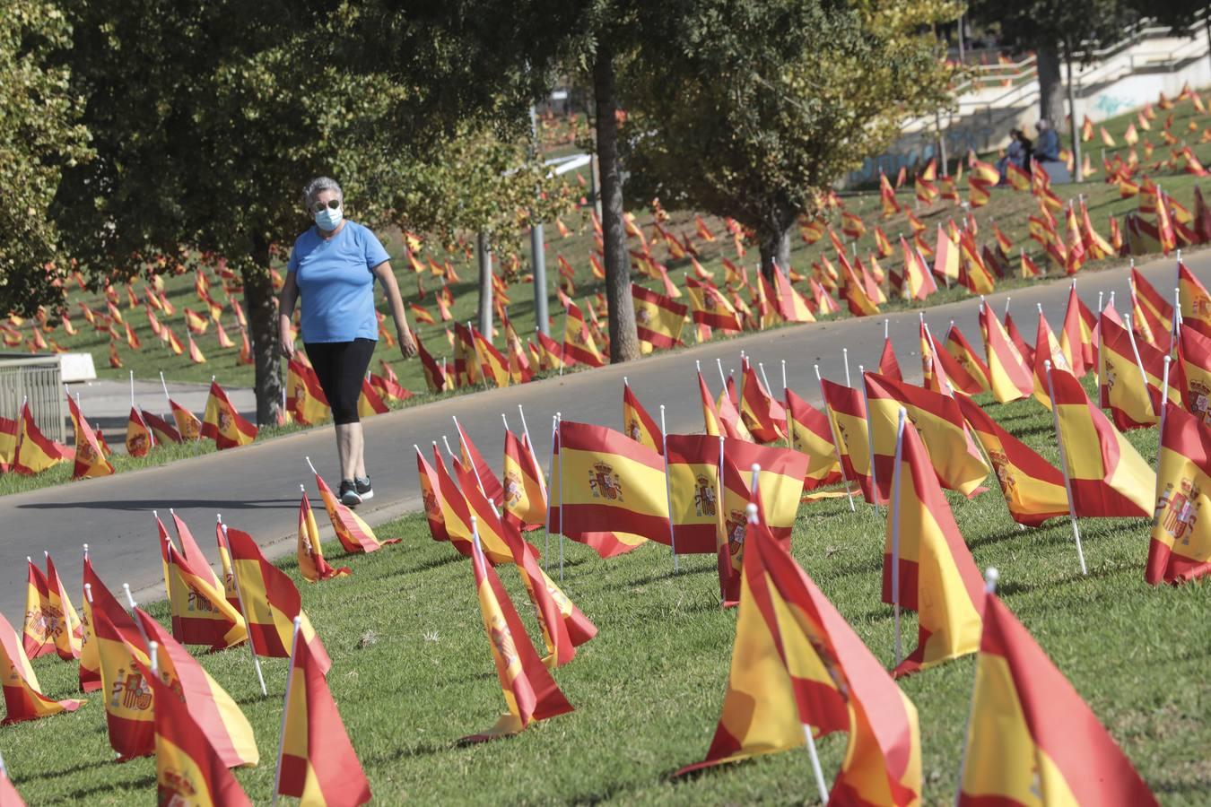 En imágenes, 53.000 banderas de España en Sevilla para homenajear a las víctimas del coronavirus